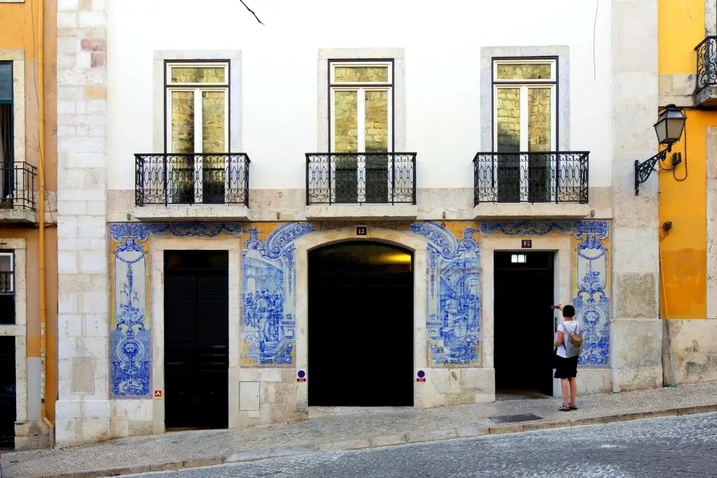 10 of the most beautiful Azulejo tile façades in Lisbon